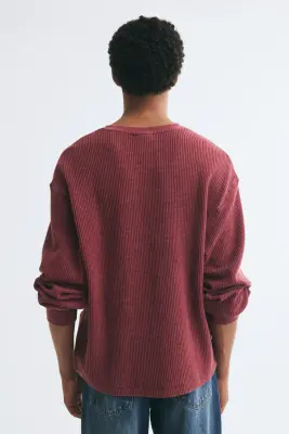 T-shirt gaufré à col tunisien Regular Fit - Rouge ancien foncé — photo 3