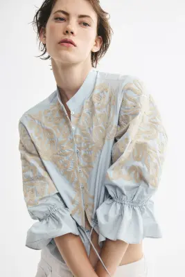 Blouse avec applications et cordon de serrage - Bleu clair/motif — photo 3