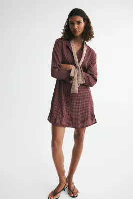 Robe à boutons avec col cravate - Rouge prune foncé/motif — photo 2