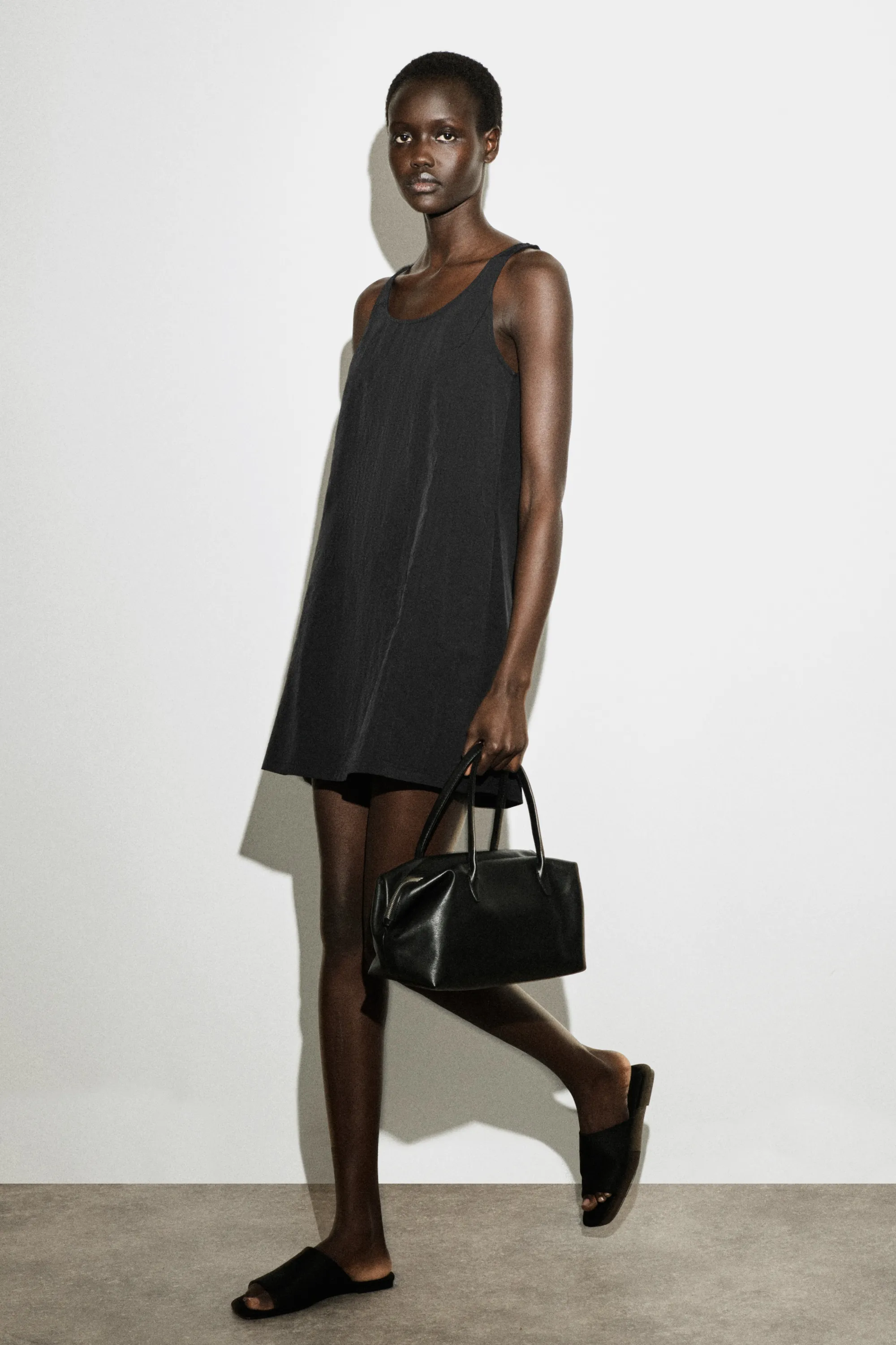 ROBE COURTE EN NYLON À PANNEAUX DE JERSEY - NOIR