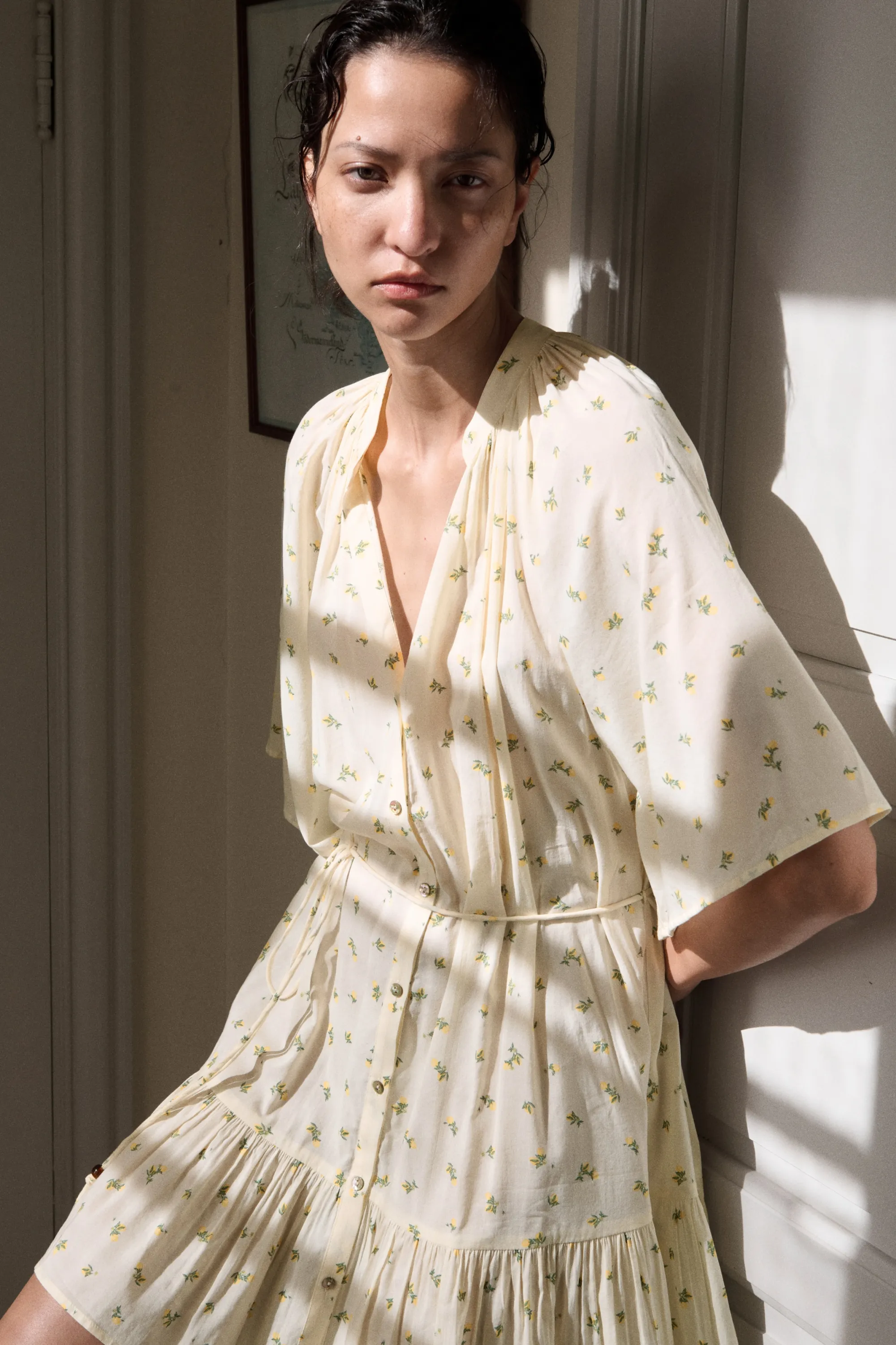 Robe chemise avec ceinture à nouer - Beige clair/citrons