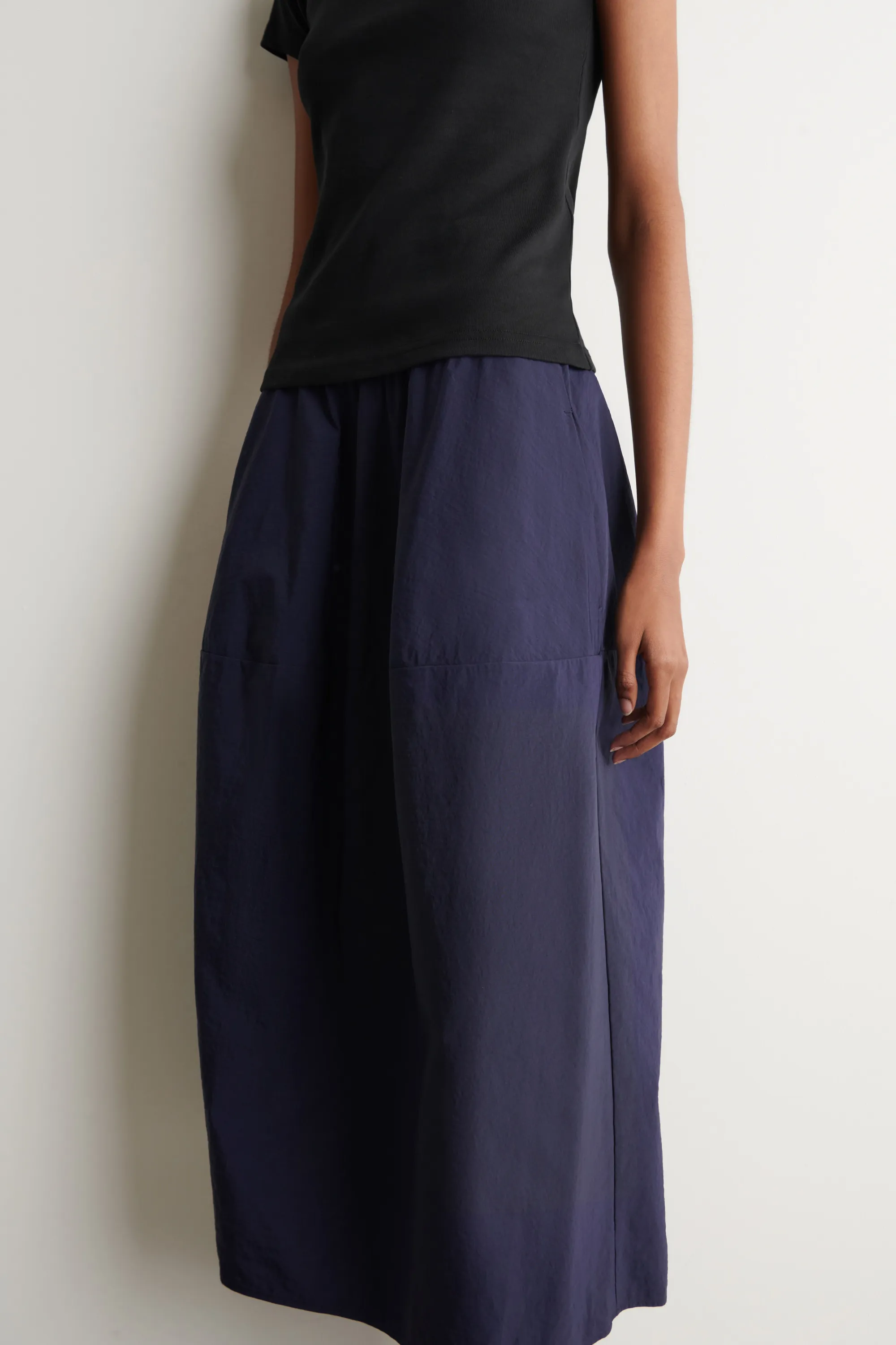 JUPE MIDI SCULPTÉE EN NYLON - BLEU MARINE