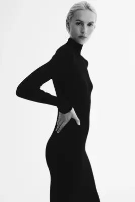 Robe en maille côtelée avec col cheminée - Noir — photo 3