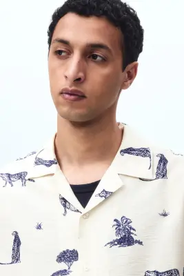 Chemise imprimée Relaxed Fit avec col cubain - Beige clair/motif — photo 2