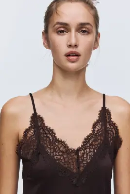 Robe à bretelles fines avec dentelle - Marron foncé — photo 1