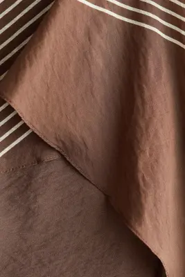 Robe courte avec détail à nouer - Marron foncé/rayé — photo 3