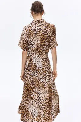 Robe chemise avec ceinture à nouer - Beige clair/imprimé léopard — photo 3