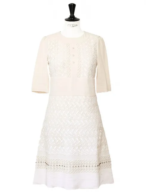 Robe en crêpe de soie nude, dentelle blanche, cristaux Swarovski Px boutique 3500€ Taille 36