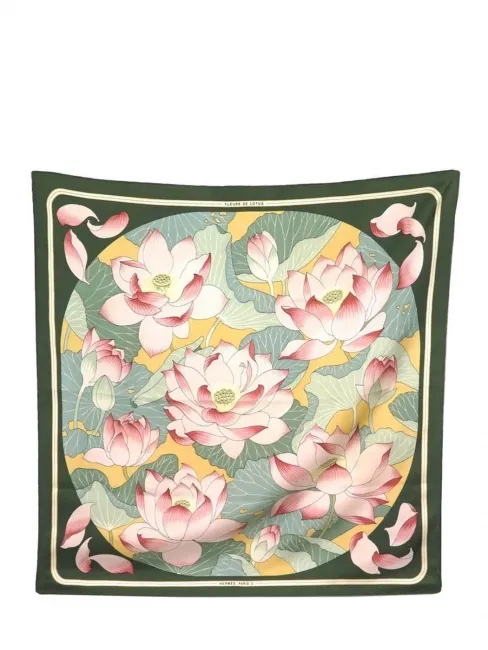 Foulard FLEUR DE LOTUS carré en twill de soie vert, jaune et rose Prix boutique 530€ Taille 90 x 90