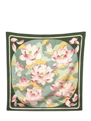 Foulard FLEUR DE LOTUS carré en twill de soie vert, jaune et rose Prix boutique 530€ Taille 90 x 90 — photo 1