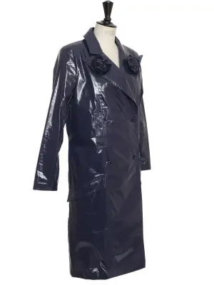 Manteau long imperméable en vinyl bleu marine et fleurs de camélias Prix boutique 8500€ Taille 36/38 — photo 3