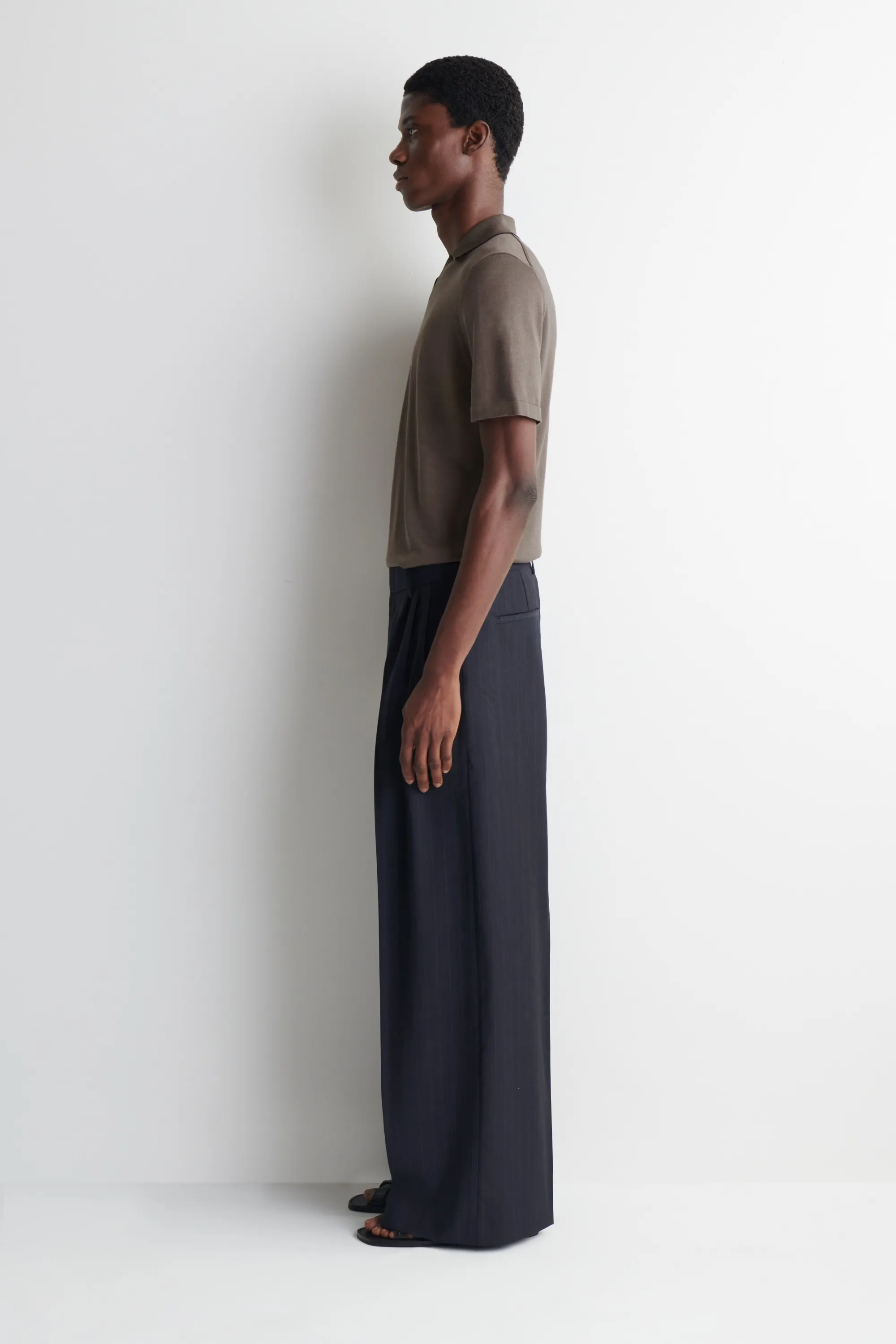 PANTALON LARGE À PLIS DÉCONTRACTÉ - BLEU MARINE / RAYURES FINES