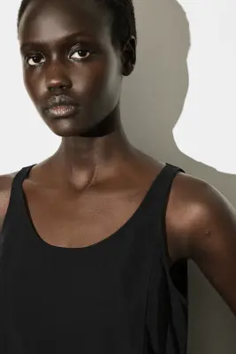ROBE COURTE EN NYLON À PANNEAUX DE JERSEY - NOIR — photo 2