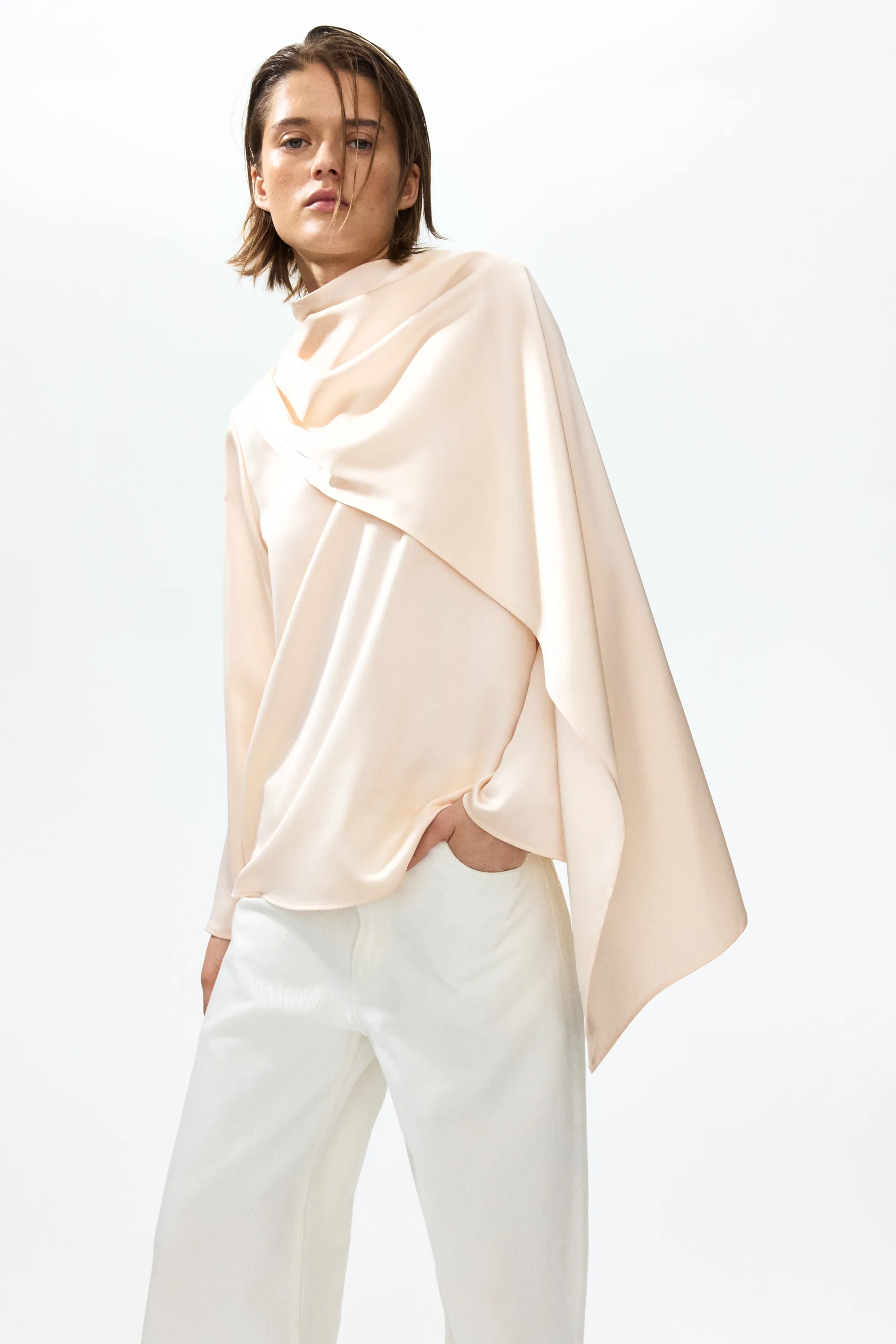 Blouse en satin avec châle - Beige clair