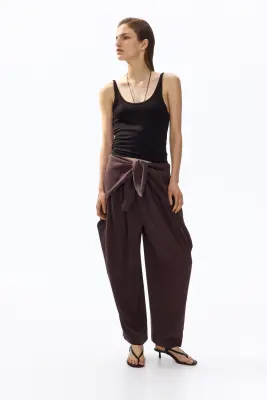 Pantalon à jambes barrel avec détail à nouer - Marron foncé — photo 2