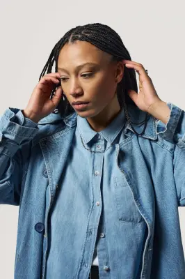 La chemise en jean - Bleu clair — photo 5