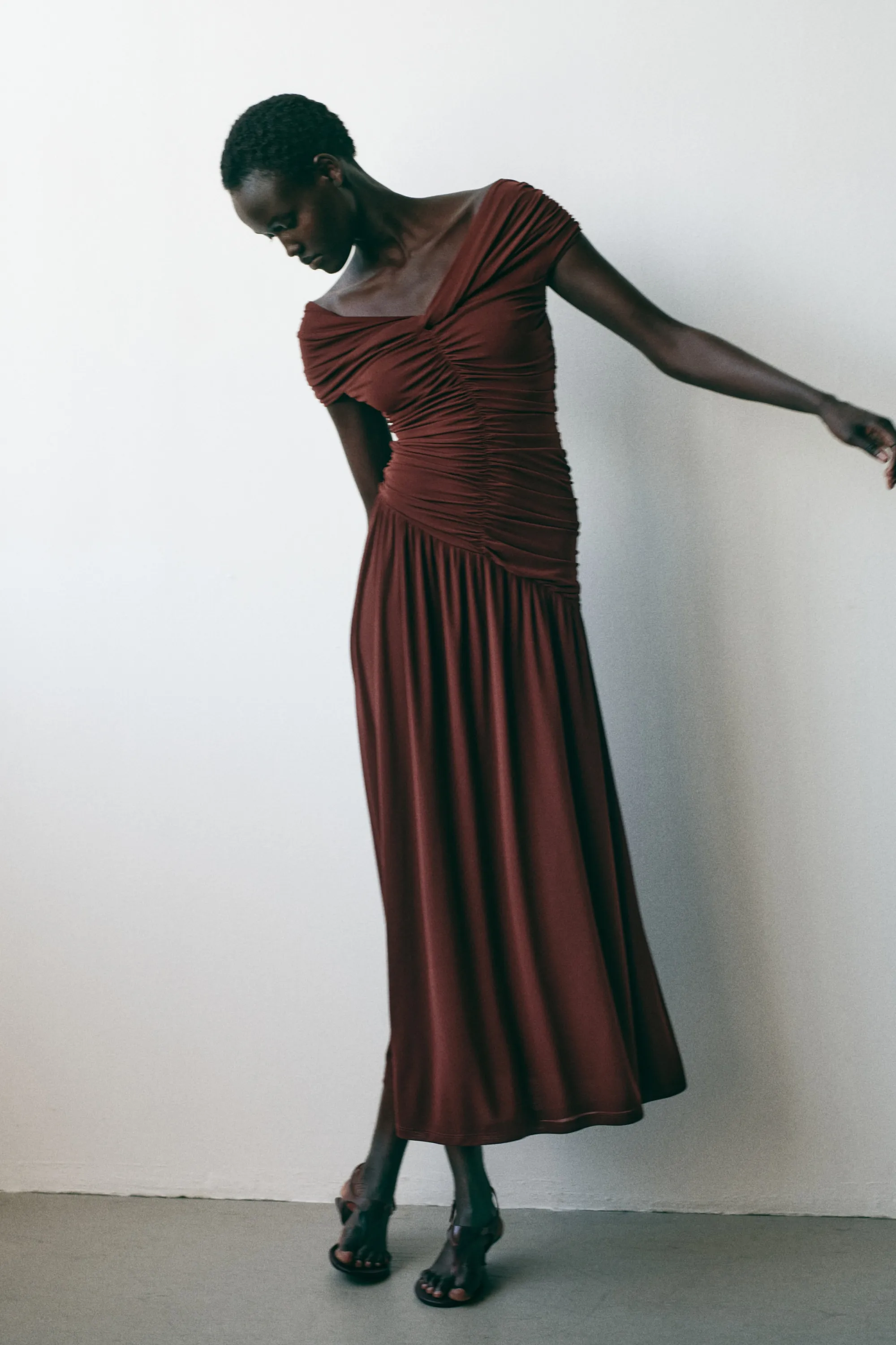 Robe épaules nues en jersey à effet drapé - Marron foncé