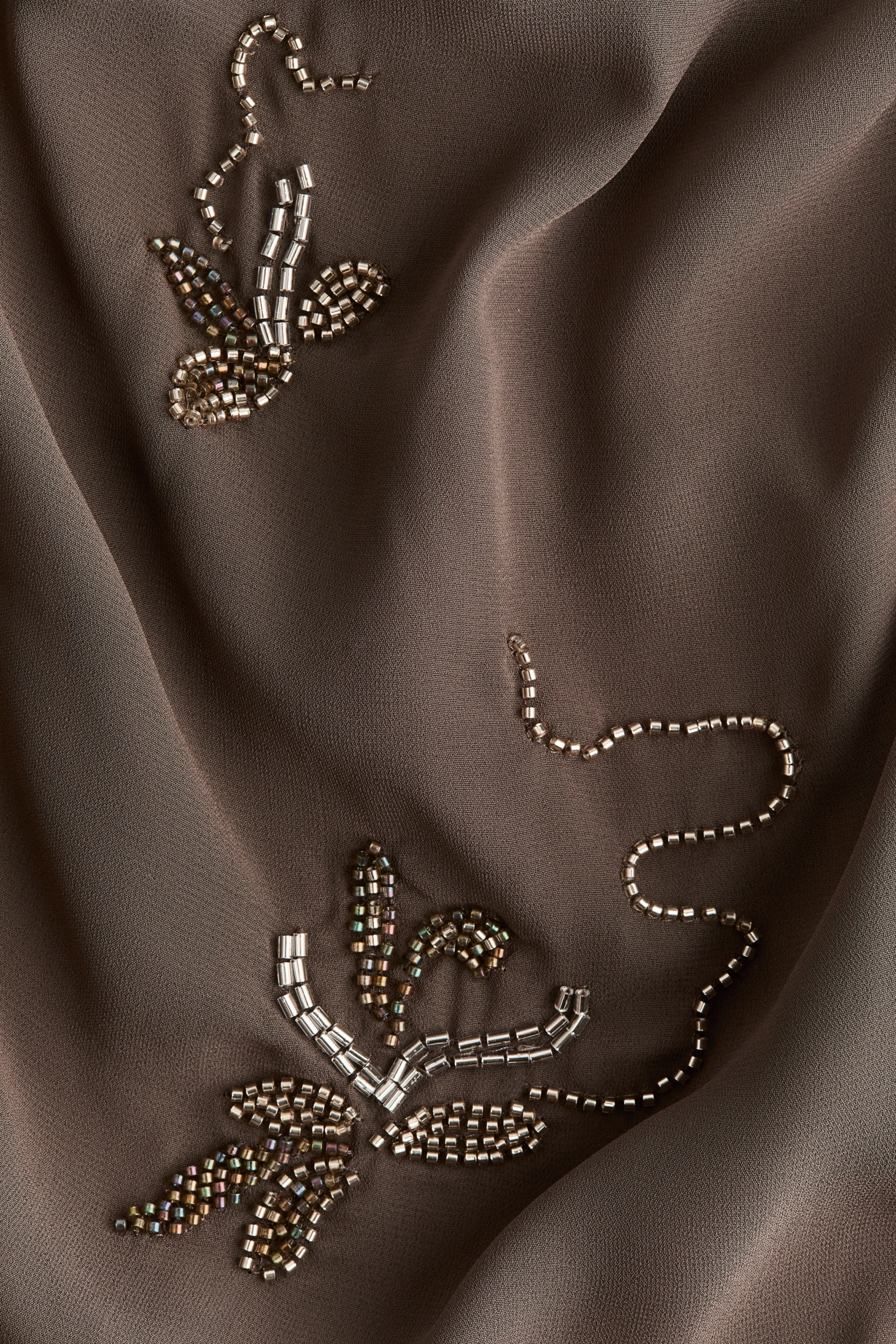 Robe à panneaux drapés avec perles fantaisie - Taupe foncé