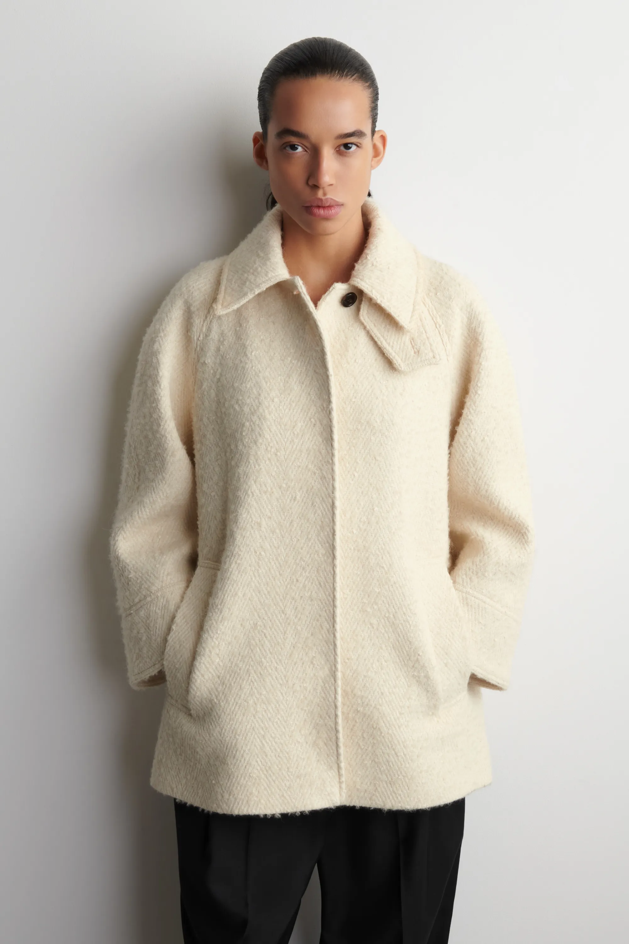 MANTEAU COURT À COL CHEMINÉE EN LAINE À CHEVRONS - CRÈME