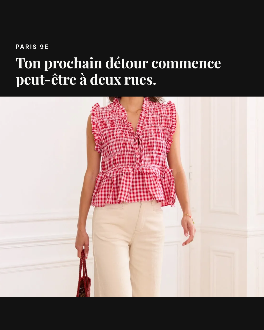 Plan moyen sans visage du Top Mahan en coton vichy rouge et blanc (encolure volantée nouée, smocks et basque peplum) porté avec un pantalon écru. Bandeau Onyx (#121212) en haut avec surtitre Papier "PARIS 9E" et titre en Playfair Display : "Ton prochain détour commence peut-être à deux rues."