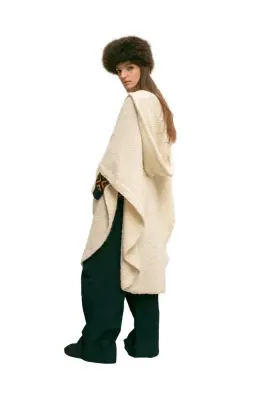 Poncho long en alpaga avec très grande capuche médiévale — photo 3