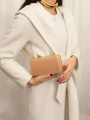 Sac boîte de soirée clutch en python beige rosé et fermoir doré Prix boutique 2400€ — photo 2