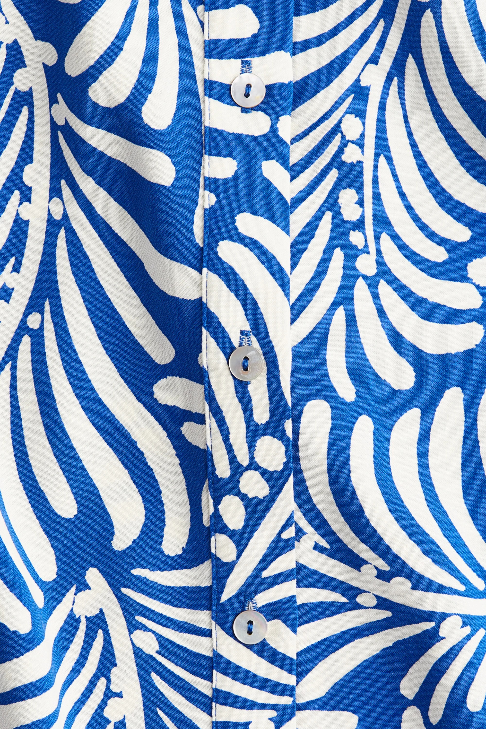 Robe chemise avec ceinture à nouer - Bleu vif/motif blanc