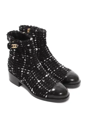 Bottines plates en tweed de laine noir et blanc bout rond cuir verni et sigle CC doré Prix boutique 2300€ Taille 38 — photo 3