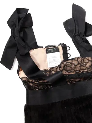Robe en velours de soie côtelé noir, dentelle fine et bretelles satin noeud Prix boutique 6500€ Taille XS — photo 3