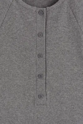 TOP HENLEY EN MAILLE DE JERSEY CÔTELÉE À COL ROND - GRIS CHINÉ — photo 4
