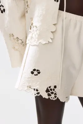 Short en coton avec broderie anglaise - Crème — photo 1