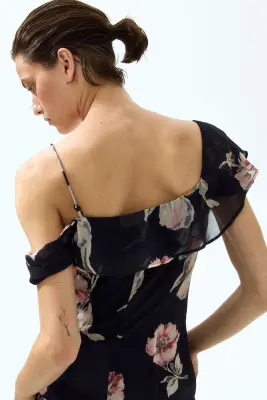 Robe asymétrique avec épaules dénudées - Noir/fleuri — photo 4