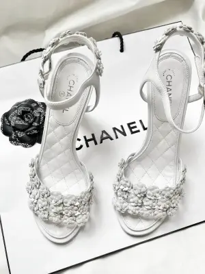Sandales à talon en cuir en cuir blanc brodé de fleurs et perles Prix boutique 1500€ Taille 37 — photo 2