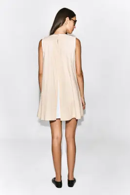 ROBE COURTE À PLIS NERVURÉS SUPERPOSÉS - SABLE — photo 3