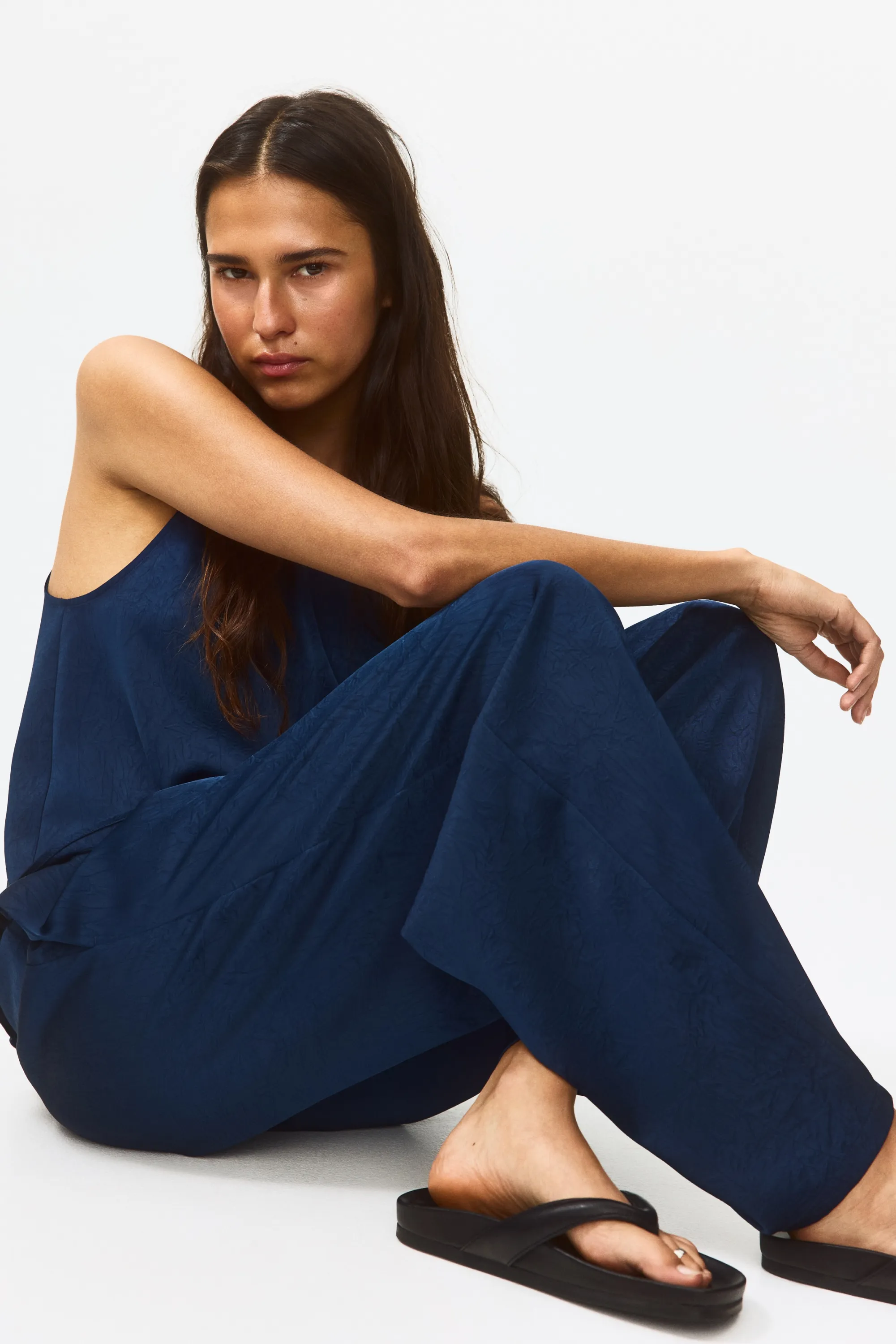 Pantalon en satin froissé - Bleu marine