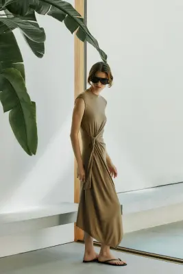 Robe asymétrique avec détail à nouer - Vert kaki — photo 3
