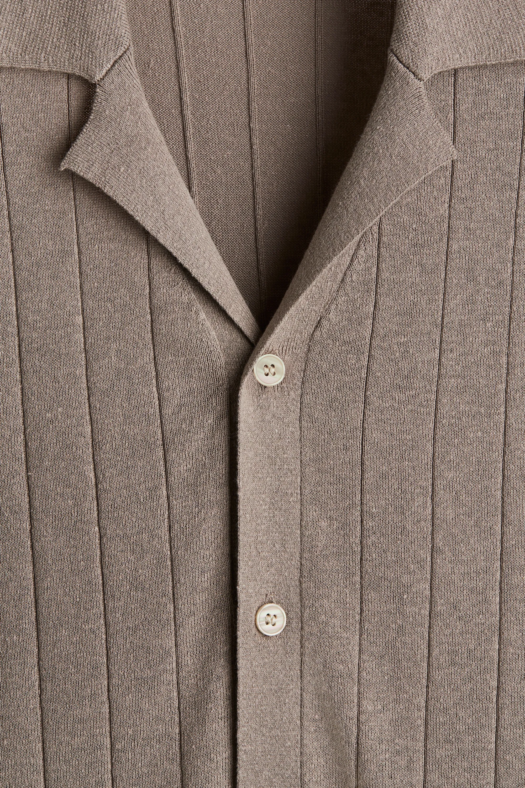 Chemise Regular Fit en lin mélangé avec col cubain - Beige foncé