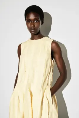 ROBE COURTE SCULPTÉE À PLIS - JAUNE BEURRE — photo 2