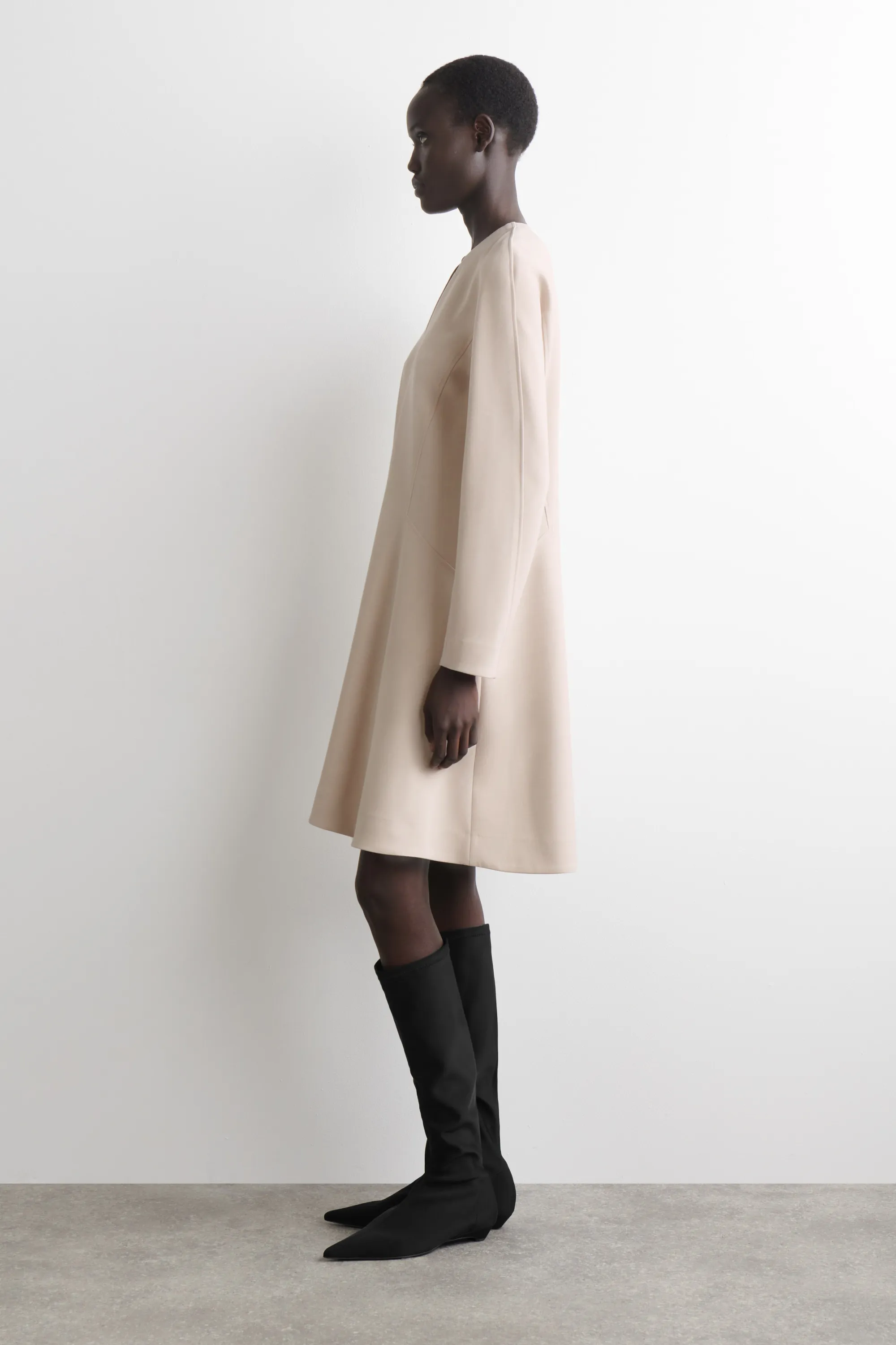 ROBE TAILLEUR COURTE À COL EN V - SABLE