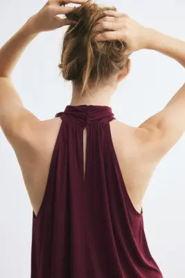 Top asymétrique avec rose appliquée - Rouge prune — photo 2