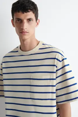 T-SHIRT OVERSIZE À DÉTAIL DE POCHE - BLEU / BLANC / RAYURES — photo 3