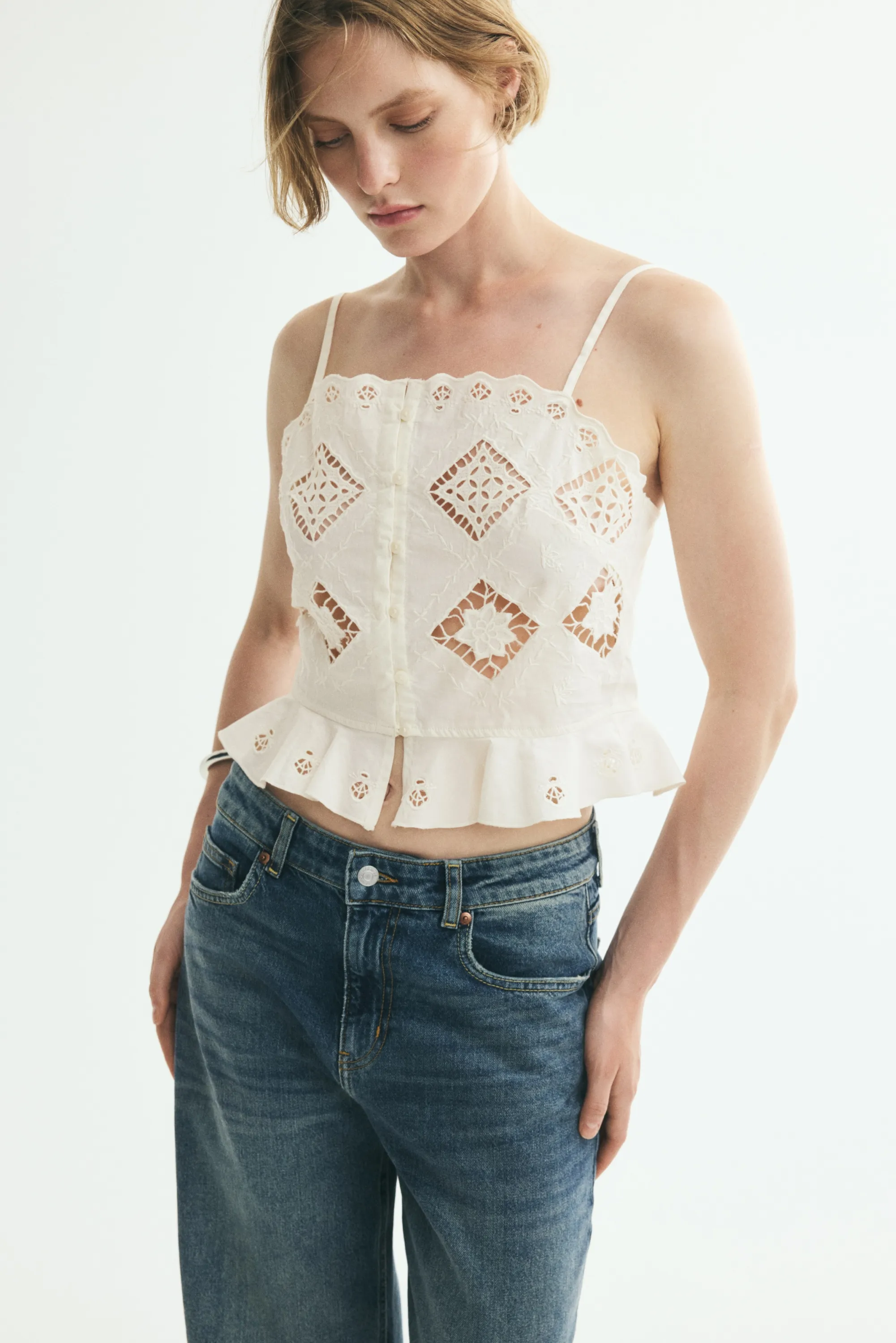Top court avec broderie anglaise - Crème