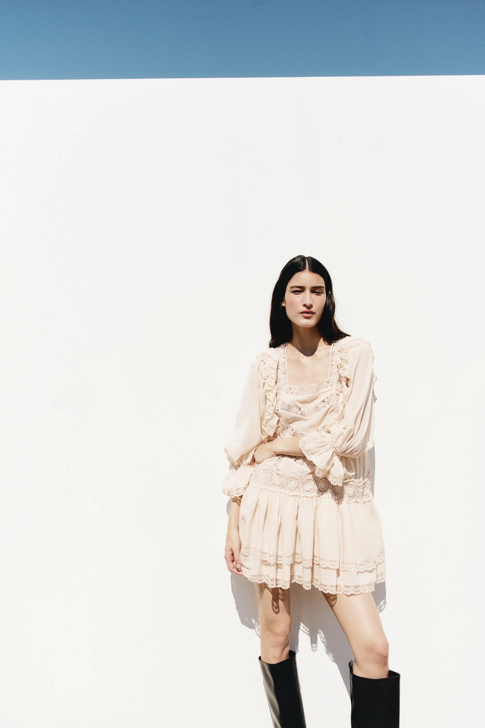Robe à volants ruchés avec dentelle - Beige clair