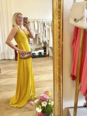 Robe longue fluide sans manche en soie jaune vif Prix boutique 2300€ Taille 36 — photo 4