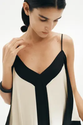 Robe à effet drapé avec bretelles fines - Beige clair/noir — photo 2