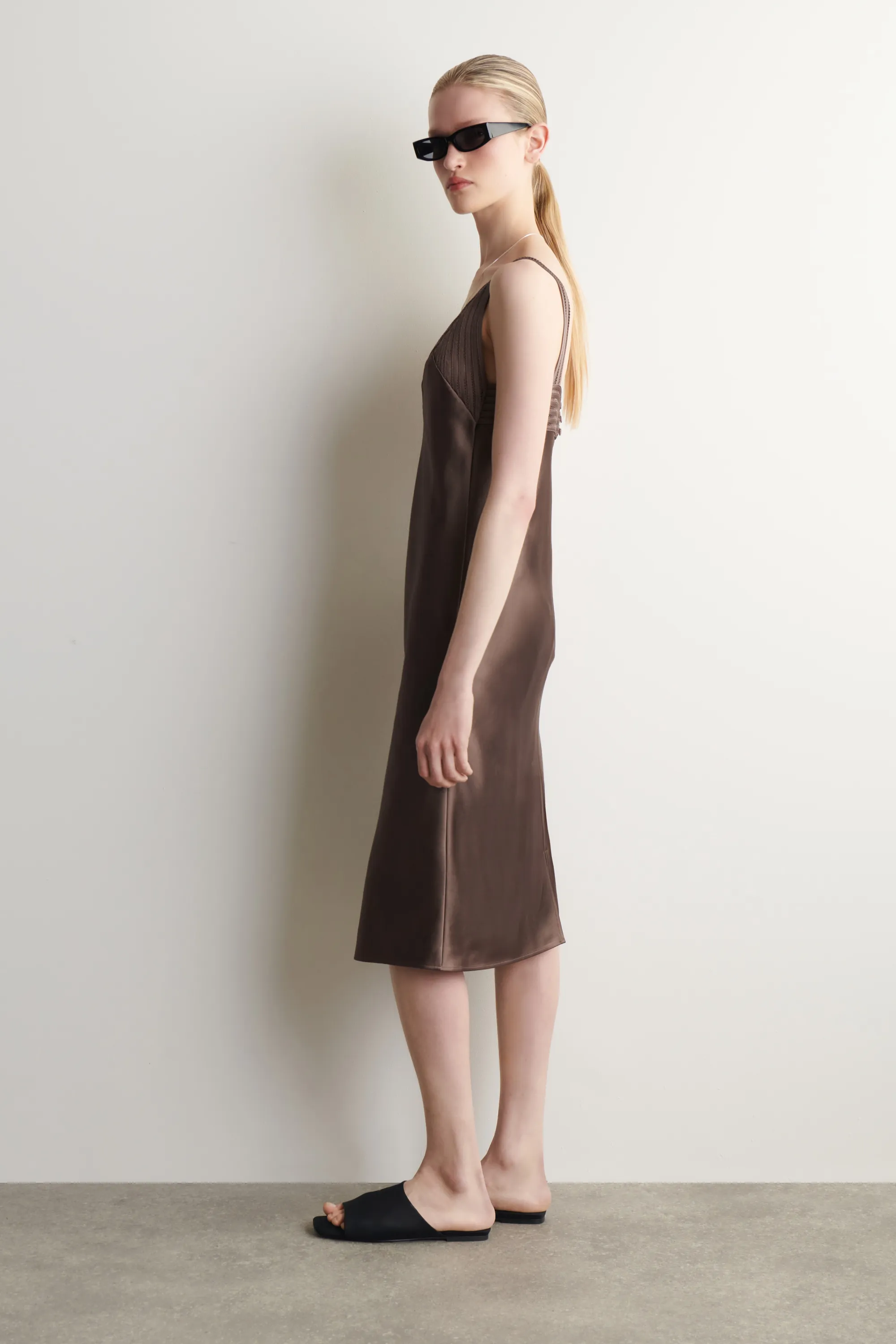 ROBE NUISETTE EN SATIN À FINITION AJOURÉE - BRUN