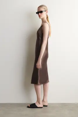 ROBE NUISETTE EN SATIN À FINITION AJOURÉE - BRUN — photo 1
