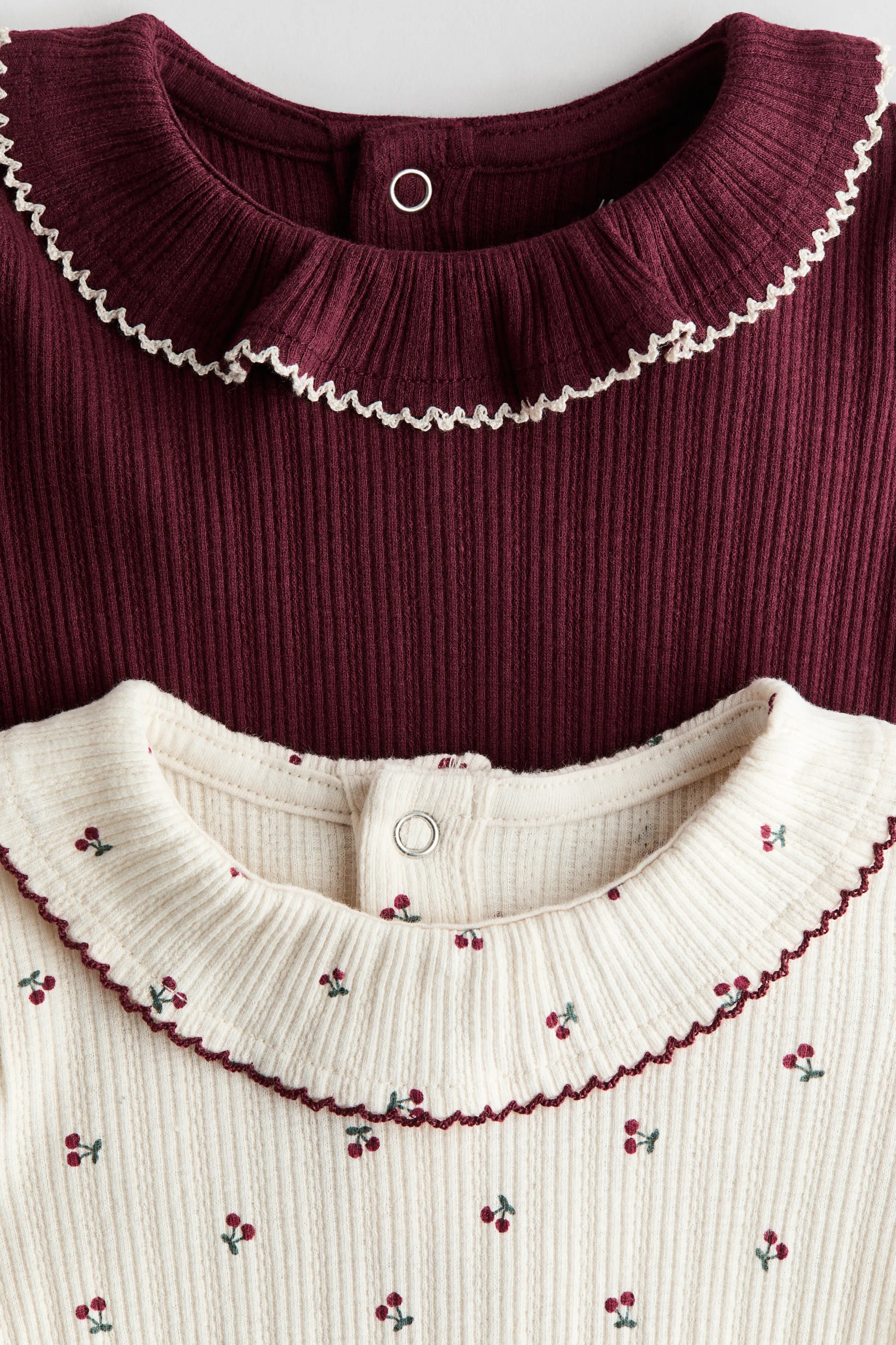 Lot de 2 bodies en pointelle avec col - Crème/cerises