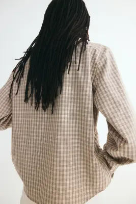 Chemise à col droit avec bords ruchés - Taupe clair/carreaux — photo 3