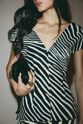 Top à encolure en V - Noir/motif zébré — photo 2